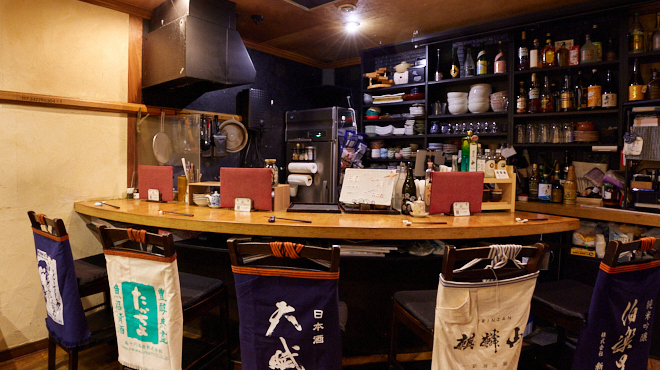 日本酒BAR 袂の店内カウンター