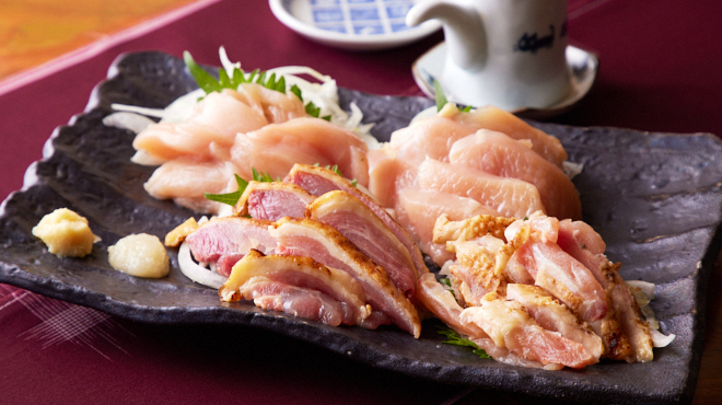 日本酒BAR 袂の名物、鹿児島地鶏の鶏刺し